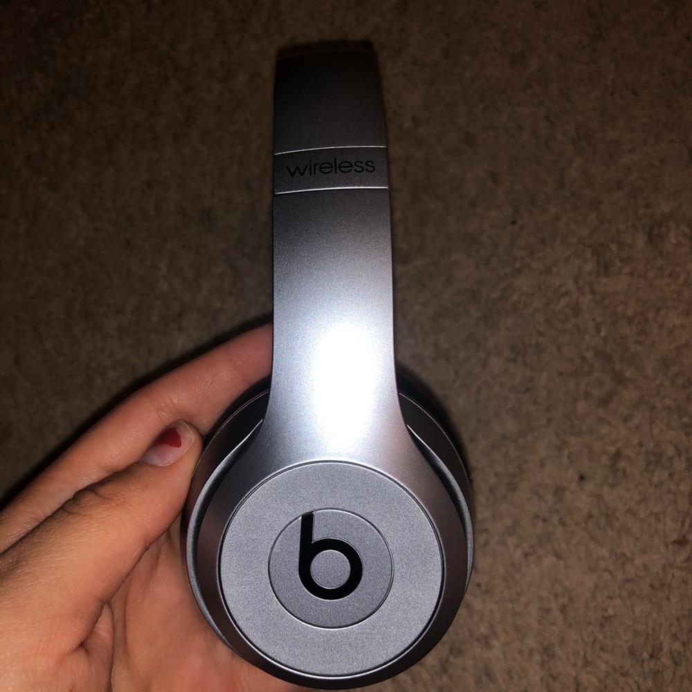 Beats Solo - Wireless Bluetooth - Picture 3 of 4